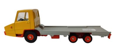 un camion jouet équipé d'une remorque à plateau