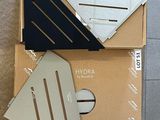 une boîte en carton sur laquelle est posé un morceau de métal