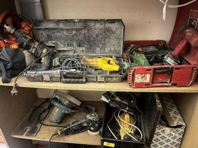 de nombreux outils qui se trouvent sur une étagère dans la pièce