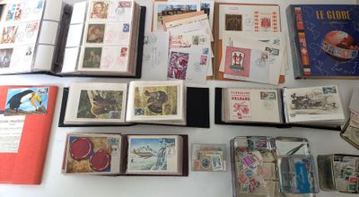 de nombreux types de timbres disposés sur une table