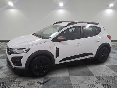 la voiture blanche est garée sur un sol en damier dans le garage
