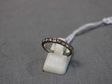 une photo d'une bague en diamant posée sur un bloc de marbre blanc