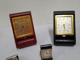 trois types de montres posés sur une table