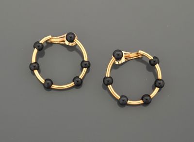 Paire de créoles en or jaune 18k 750 millièmes ornées chacun…
