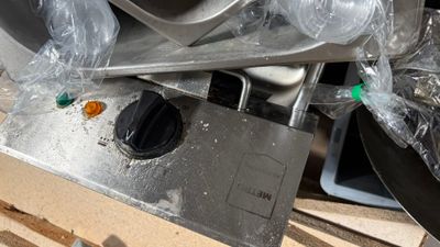 a picture of a machine that is sitting on a pallet