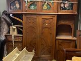 un grand meuble en bois au milieu d'une pièce