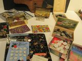 une table sur laquelle se trouvent de nombreux objets de toutes sortes