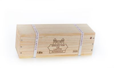 La boîte en bois porte une étiquette et est entourée d'un ruban.