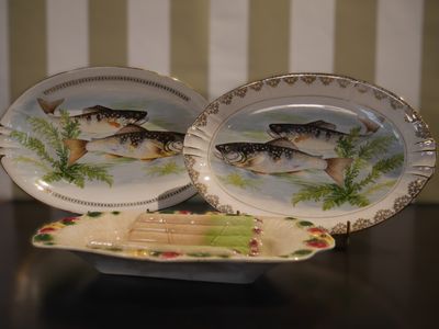 Lot comprenant deux plats à poissons en porcelaine et un pla…