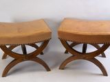 deux tabourets en bois avec une assise en cuir et des pieds, sur fond blanc