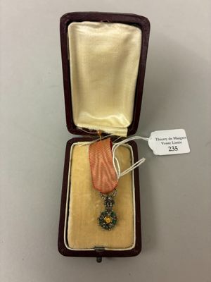 une petite boîte contenant un collier, posée sur une table