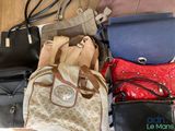 beaucoup de sacs à main posés par terre