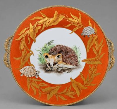 ODILLA Important plat en porcelaine polychrome à décor centr…
