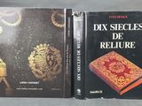 deux livres posés l'un à côté de l'autre sur une table