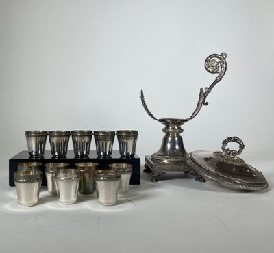 une photo représentant un service de tasses en argent plaqué et un vase en argent