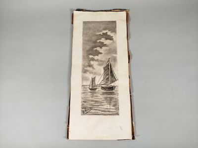 un vieux livre sur lequel figure le dessin d'un voilier sur l'eau