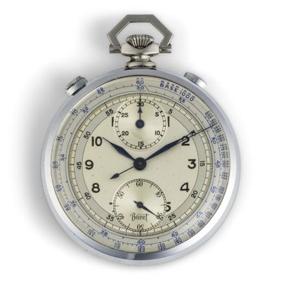 un gros plan d'une montre de poche en argent sur fond blanc