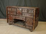 une vieille commode en bois surmontée d'une étagère