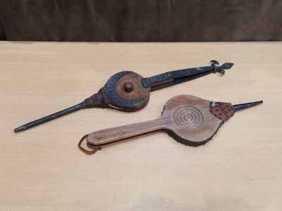 deux outils posés sur une table