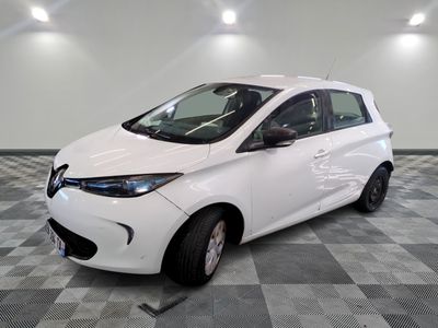 la photo d'une voiture blanche garée dans un garage