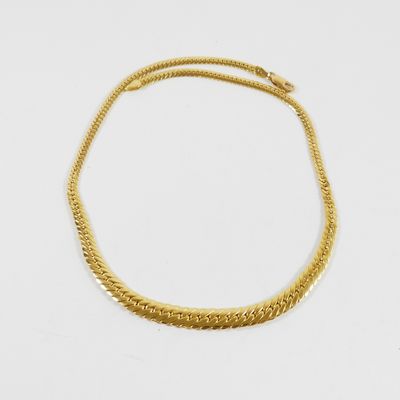 un collier en or sur fond blanc