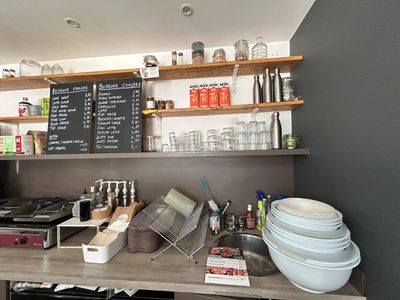 un comptoir sur lequel sont posés de nombreux plats et tasses