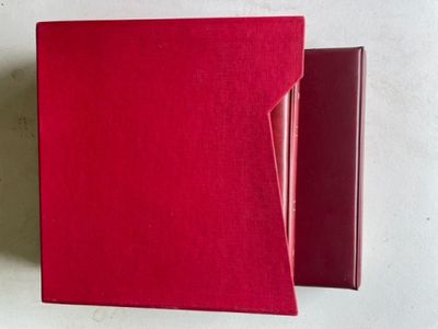 deux livres rouges posés l'un sur l'autre sur une table