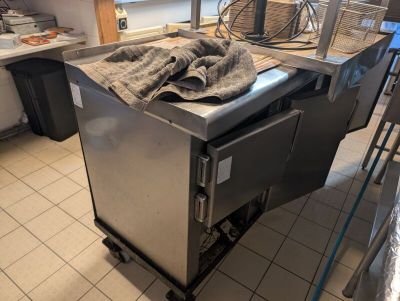 une photo d'une cuisine professionnelle équipée d'un lave-vaisselle en acier inoxydable
