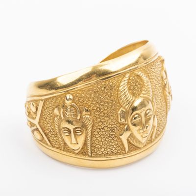 une image représentant une bague en or ornée de symboles égyptiens