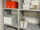 beaucoup de boîtes et de cartons sur les étagères de la pièce