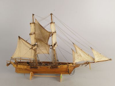 une maquette en bois d'un voilier sur un support
