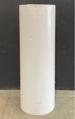un chauffe-eau blanc posé à même le sol devant un mur noir