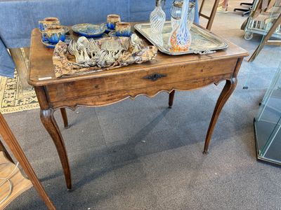 une table en bois sur laquelle est posé un plateau