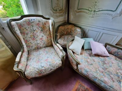 deux chaises assises l'une à côté de l'autre dans une pièce