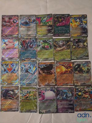 beaucoup de cartes pokemon sur la table
