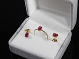 une photo représentant une paire de boucles d'oreilles dans un écrin posé sur une surface noire