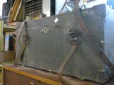 une vieille valise posée sur une table en bois