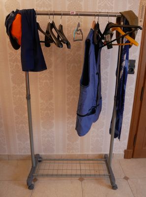 un porte-manteau sur lequel sont suspendus des vêtements, dans une pièce