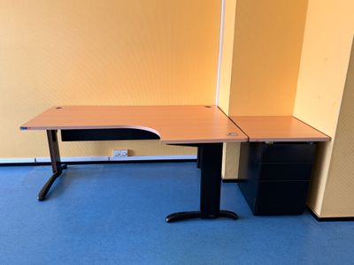 un bureau avec un ordinateur dans une pièce