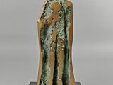 sculpture en bronze représentant un homme et une femme se tenant la main, posée sur un socle noir
