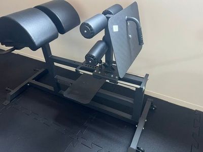 une machine posée sur le sol de la pièce
