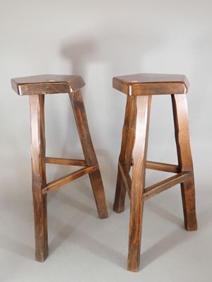 ARANJOU. Paire de tabourets de bar en orme, l'assise en poly…