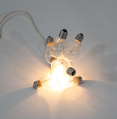 trois ampoules reliées à une ampoule