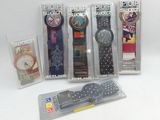 cinq montres différentes dans le paquet posé sur la table