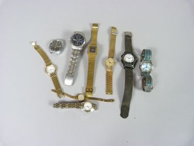 un grand nombre de montres posées sur une table