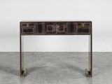une console ancienne à deux tiroirs et un piètement en métal