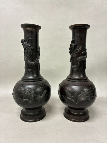 JAPON - Début XXème – Paire de vases balustre à haut col en bronz