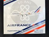 un autocollant sur lequel figure l'image d'un avion