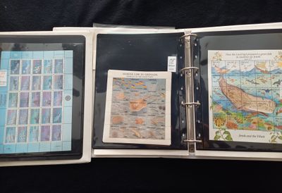trois livres ouverts sur une surface noire
