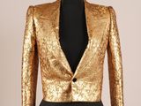 une veste dorée sur un mannequin, un mannequin, un mannequin, un mannequin, un mannequin, un mannequin, un mannequin, un mannequin, un mannequin